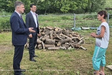 «Своих не бросаем!»: матери бойца СВО привезли дрова